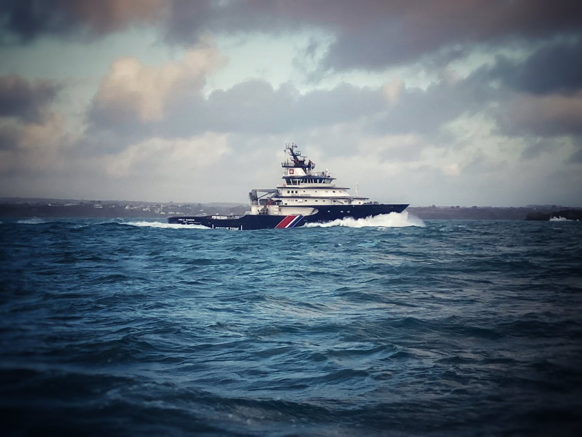 Une belle rencontre vespérale en retour de mission #SNSM : l’impressionnante #AbeilleBourbon !

#molene #sns065 <a href="/SauveteursenMer/">SNSM</a>