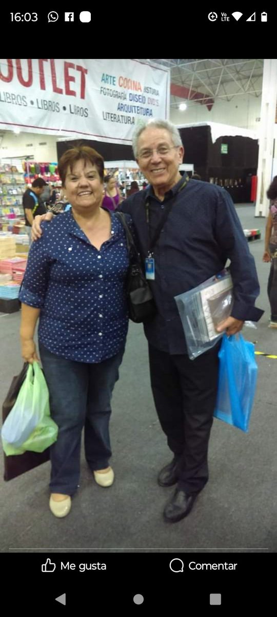 unda_norma's tweet photo. Aquí con el Arquitecto Héctor Benavides en la FIL en Cintermex en 2O15. Tuve el honor de platicar un ratito con él. Descanse en paz arqui, Dios lo bendiga y no se preocupe su legado va a continuar por siempre. Mis condolencias a su familia y a sus compañeros de Multimedios. https://t.co/SG37ZVA6h4