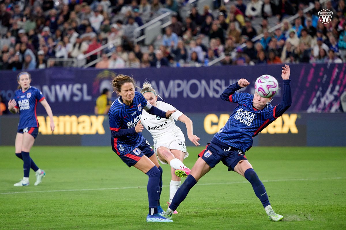 #NWSL Rookie of the year Jenna Nighswonger vs Emily Sonnett action shots

#YERRRR | #NWSLChampionship | #TheLocalW