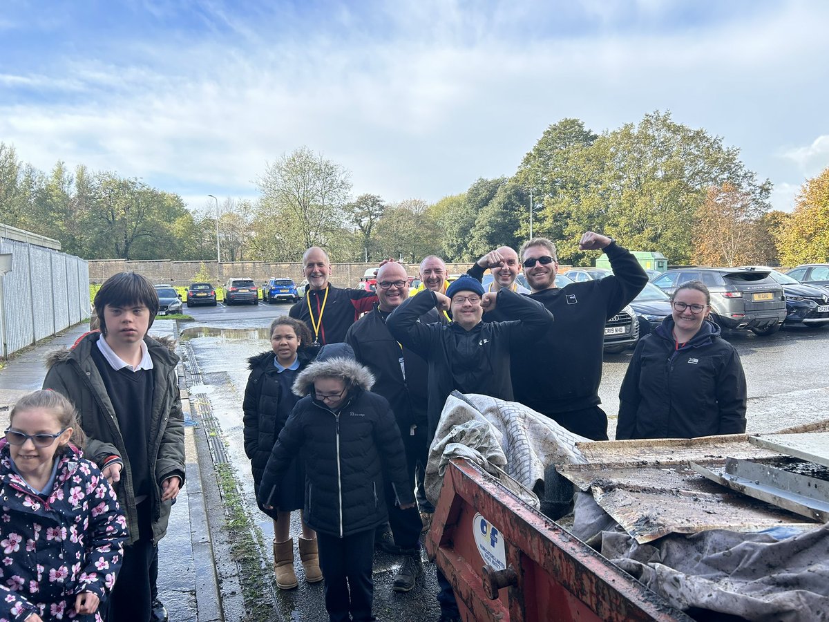 Diwrnod gwych dydd Iau yn clirio’r ardd. Wir yn ddiolchgar i gwmni @isglimited am eu harbenigedd a’u cymorth ymarferol. A fantastic day on Thursday clearing the garden. Very grateful to @isglimited for their expertise and practical help.