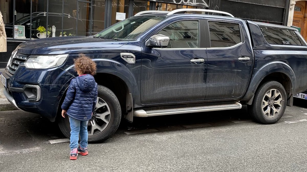 IanBrossat's tweet photo. Sérieusement, est-ce qu'on a vraiment besoin de ces gros trucs moches et polluants dans notre capitale ? 

Ici, c'est pas le Rallye Dakar.

Le 4 février, je voterai pour la réduction de la place attribuée aux SUV dans Paris. https://t.co/kiqrZAXS58
