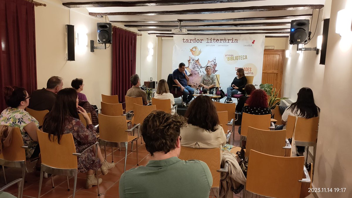 📚L'escriptora Caterina Valriu compartix xarrada amb l'acadèmica @angels_frances i l 'escriptor @jollroig. L'acte forma part de les trobades amb autors, organitzades per la Tardor Literària de Gandia. #LletresCompartides