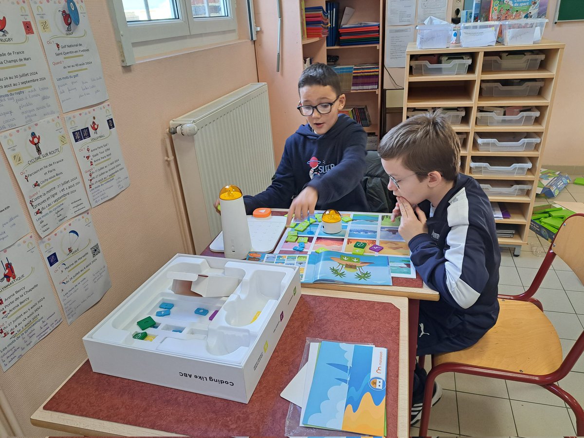ecole_rai's tweet photo. Initiation à la robotique pour la classe de CE2 CM1 : chaque groupe doit comprendre seul comment fonctionne le robot. On tâtonne, on teste, on échange... https://t.co/io4zmwld9e