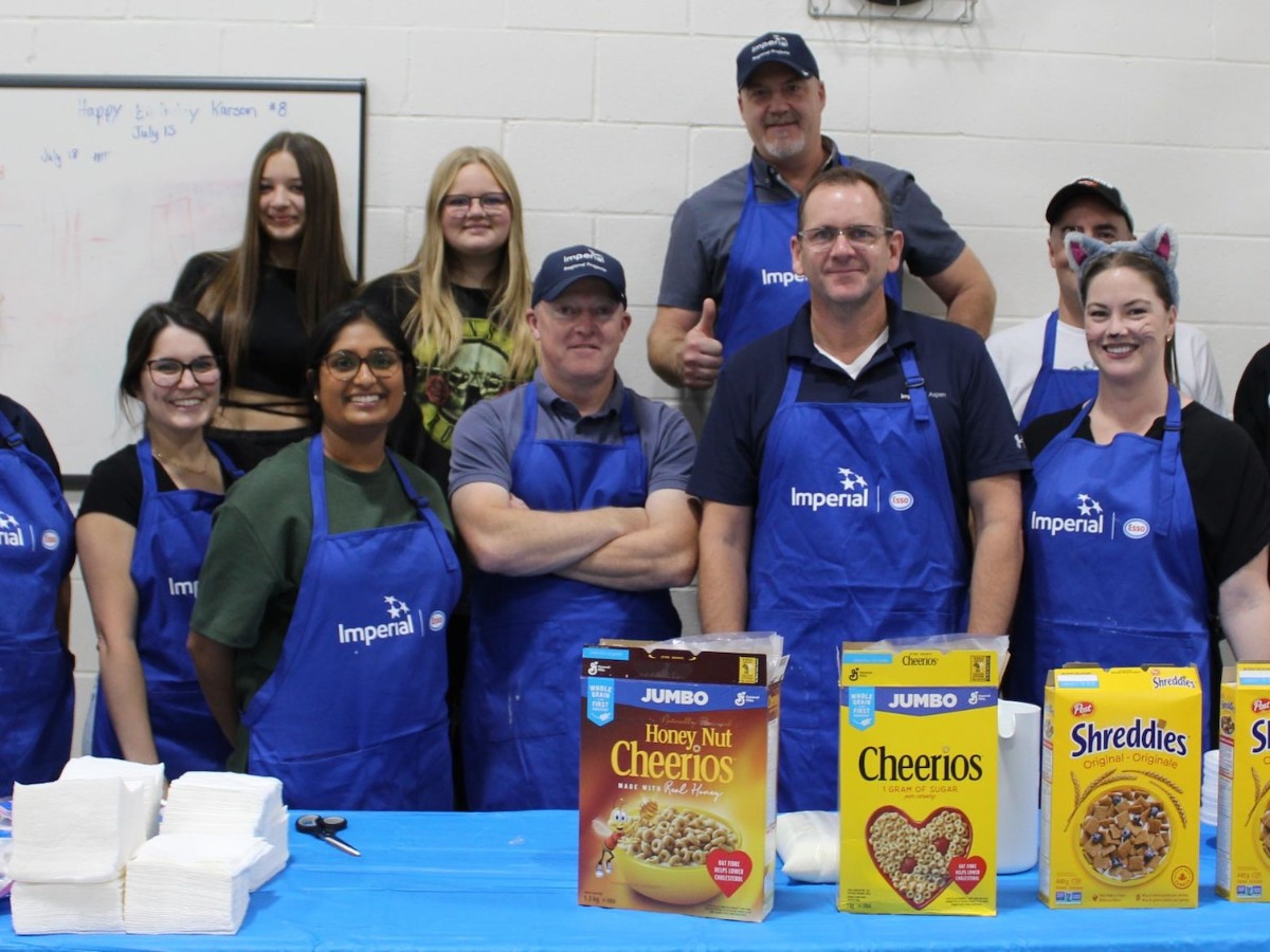 Imperial Sarnia had a great time at the @StingHockey Breakfast of Champions. Preparing breakfast for 500 kids isn't easy, but having a team of coworkers & hockey heroes who care makes it an enjoyable experience. Learn more about our #socialinvestment: bit.ly/3u6H9Lp