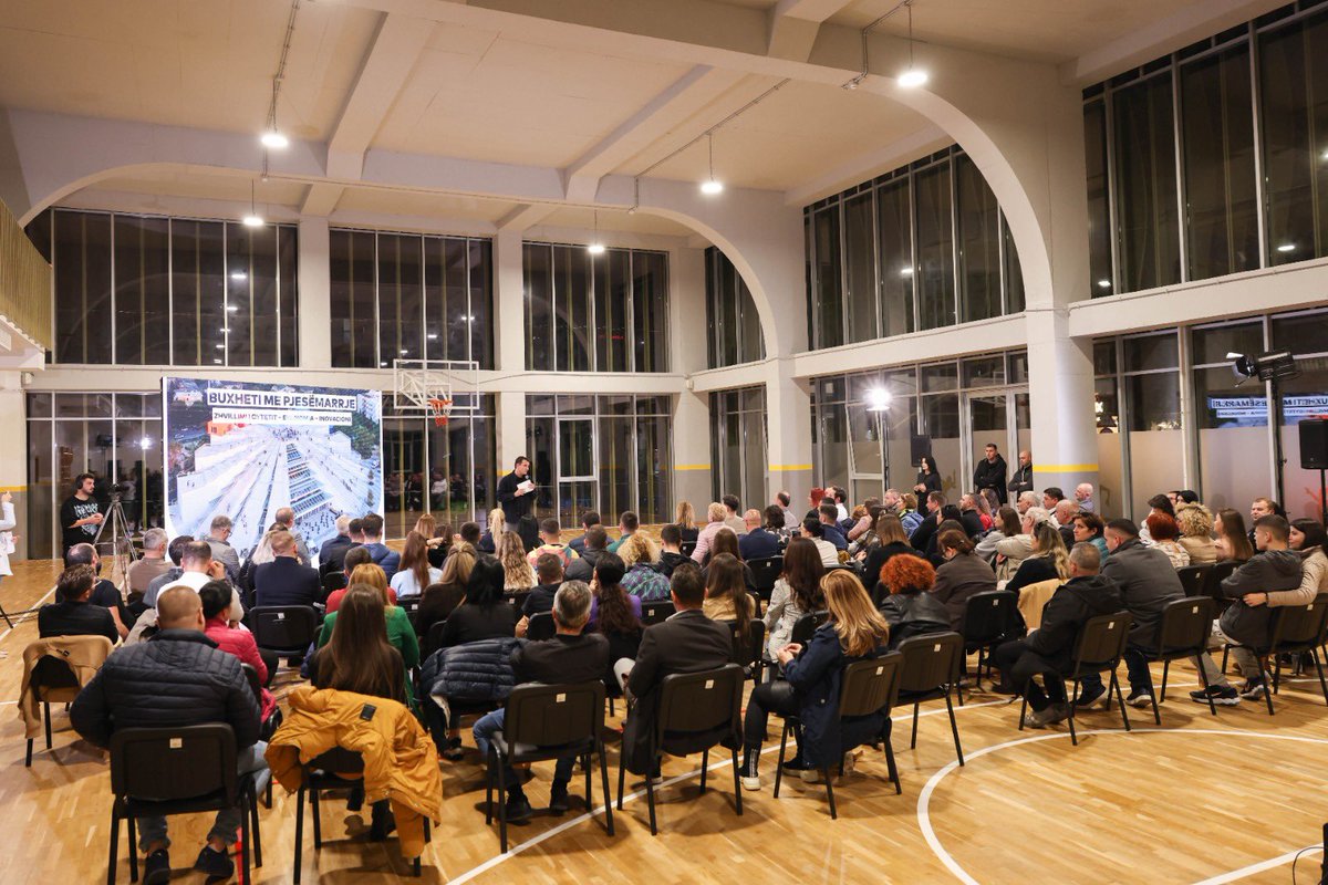 FotoAlbumi nga bashkëbisedimi mbi “Buxhetin 2024” 📈 - Fokusuar në tre shtylla kryesore: Inovacioni, zhvillimi i qytetit dhe ekonomia. 😊 

Një vit fantastik na pret. FORCA! 💪🏼💪🏼💪🏼
