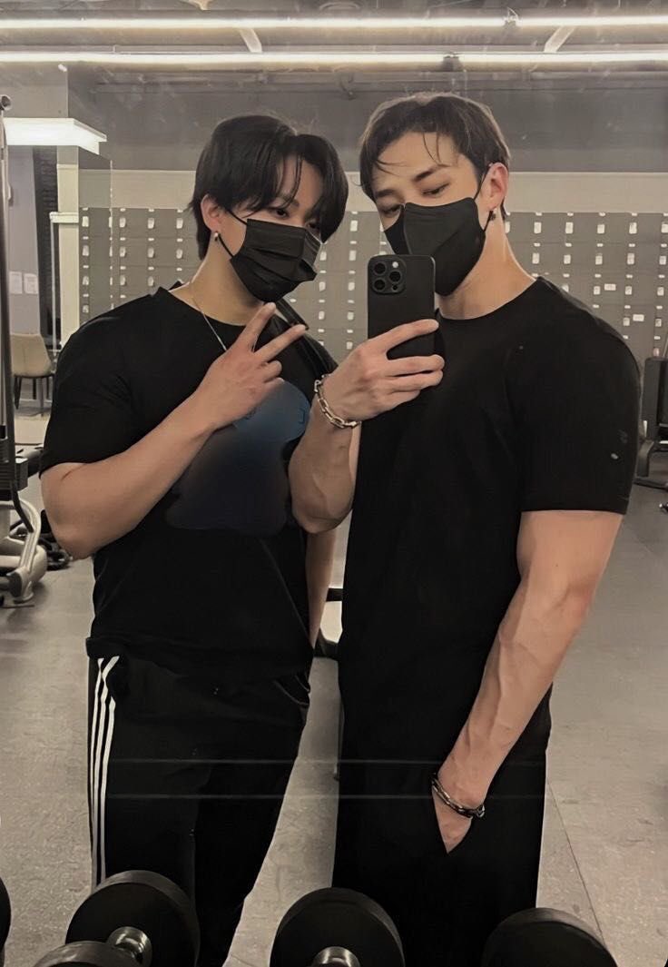 ถ่ายรูปกับเจ้าของยิมสักหน่อย