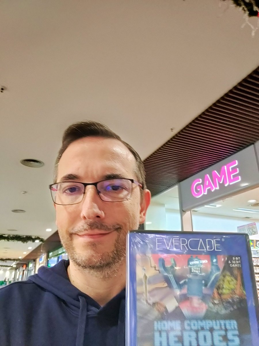 Hoy me he pasado por la tienda de videojuegos, y era un día especial. Por primera vez, un juego que he programado está a la venta en una tienda "generalista".

A mi yo de 12 años, que soñaba con este día mientras cacharreaba con un Spectrum: ¡lo conseguimos!