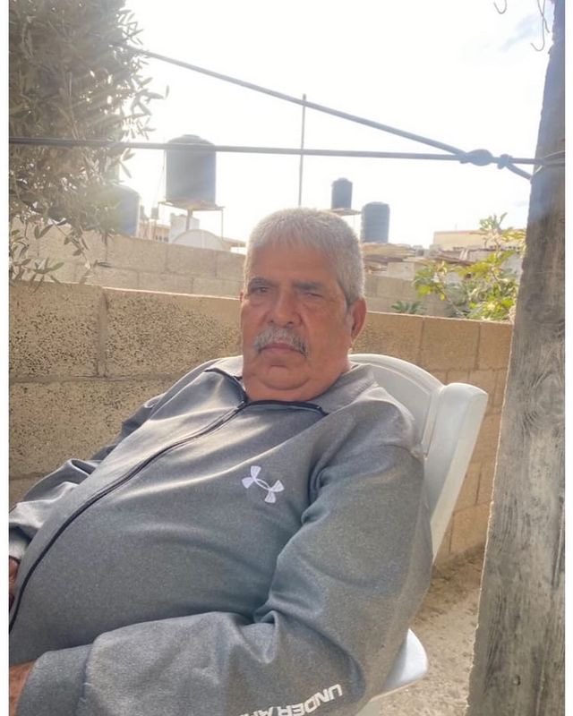 جنود إسرائيل ساعدوه لالتقاط الصورة لممارسة الدعاية..
ثم أعدموه برصاصتين في ظهره..
الحاج بشير حجي 79 عاما، من سكان غزة حي الزيتون شهيدا وحيدا..