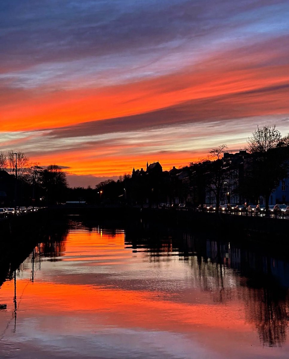 Cork City by the River Lee❤️😍🤍 #lovecork . 📸👉 IG:14laura10 👏☘️👏 #corkdaily #photooftheday #corkcity #riverlee #ireland #purecork #irishdaily #cork #corkireland