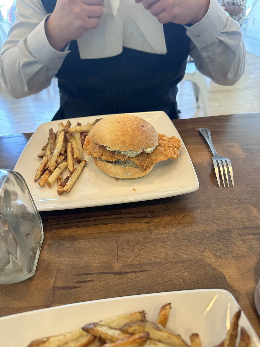 DougAbraham1's tweet image. #Dougeats fall special. This might have been the best chicken sandwich that I’ve ever eaten. Pure Bliss bakery lunch special with @CashAndersonSD. Just phenomenal. 5.0/5.0, fries were 3.0/5.0 @billvancamp @DrewDuncan4