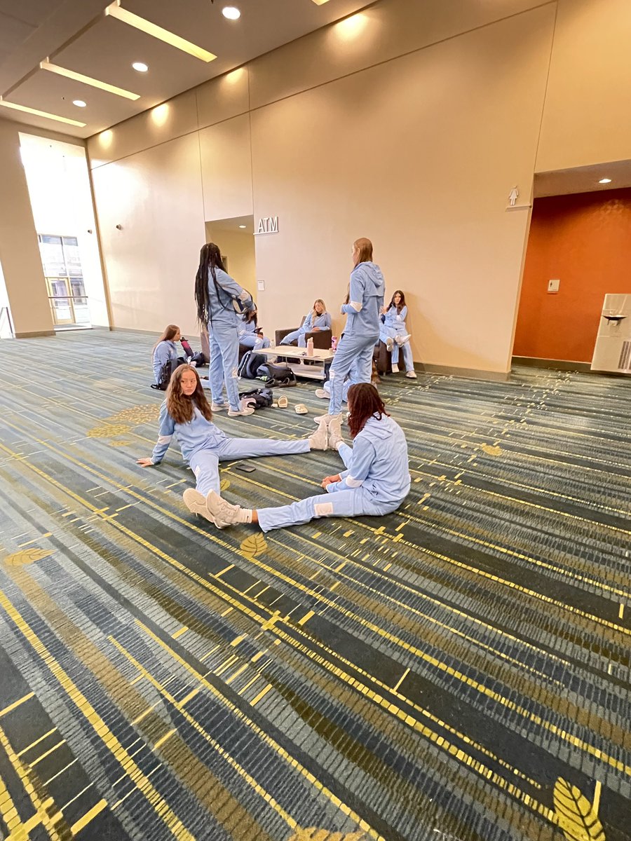 rvc_vb's tweet image. The calm before the storm 🤫 photoshoot + practice #CedarRapids @NJCAAVolleyball