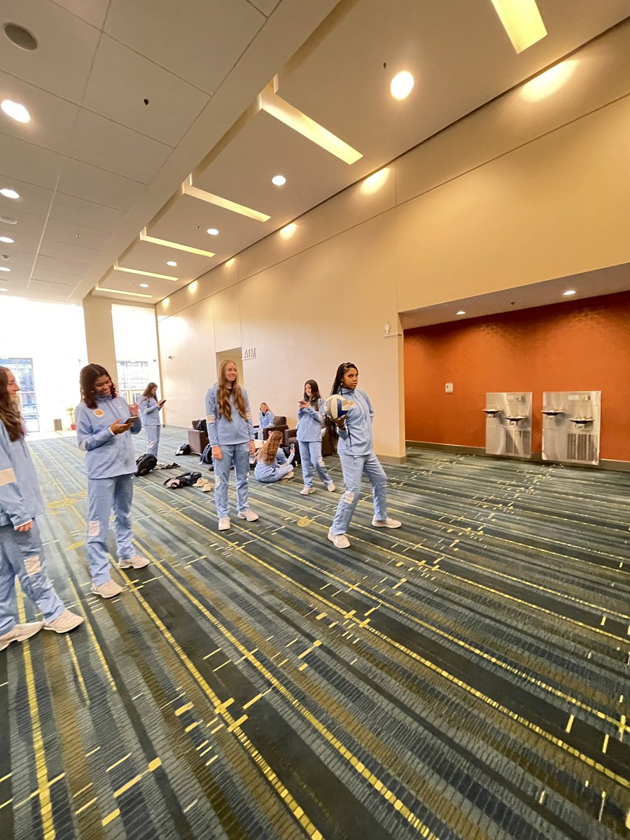 rvc_vb's tweet image. The calm before the storm 🤫 photoshoot + practice #CedarRapids @NJCAAVolleyball