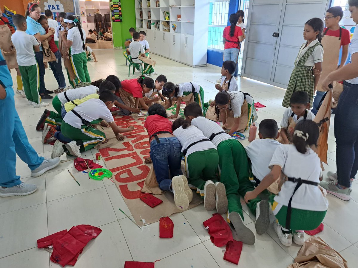 El programa Ludoteca Naves realizó taller de pintura👩🏼‍🎨👨🏼‍🎨 - llamada "mural navideño".

A través de esta jornada de pintura, se estimuló la creatividad y la motricidad de los participantes, dejando como enseñanza el trabajo en equipo, el respeto y lo especial que tiene esta época.