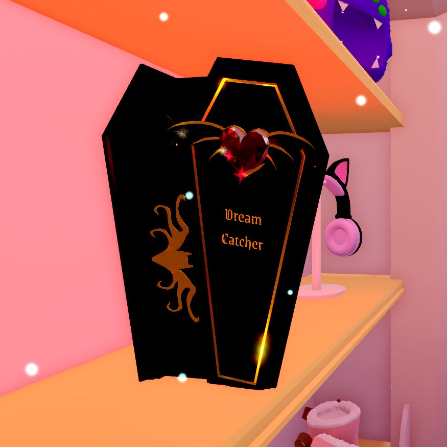 Tamarindo_7u7's tweet photo. Since I like to combine my favorite things, I made a Mongmongie (Dreamcatcher LightStick) in my room at Royale High. #royalehigh #mongmongie #dreamcatcher https://t.co/ndFSin6ICK