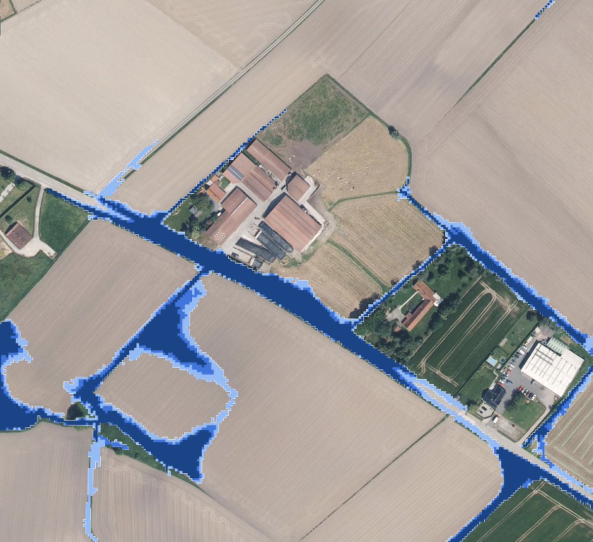 LVTornh's tweet image. Het is verdorie wel straf hoe accuraat het model achter die recente pluviale kaarten (geopunt) is. Mijn ma stuurt een foto van een straat dicht bij het ouderlijke huis die onder water staat. De oude watertoetskaarten geven niets aan, maar de pluviale wijst op problemen.