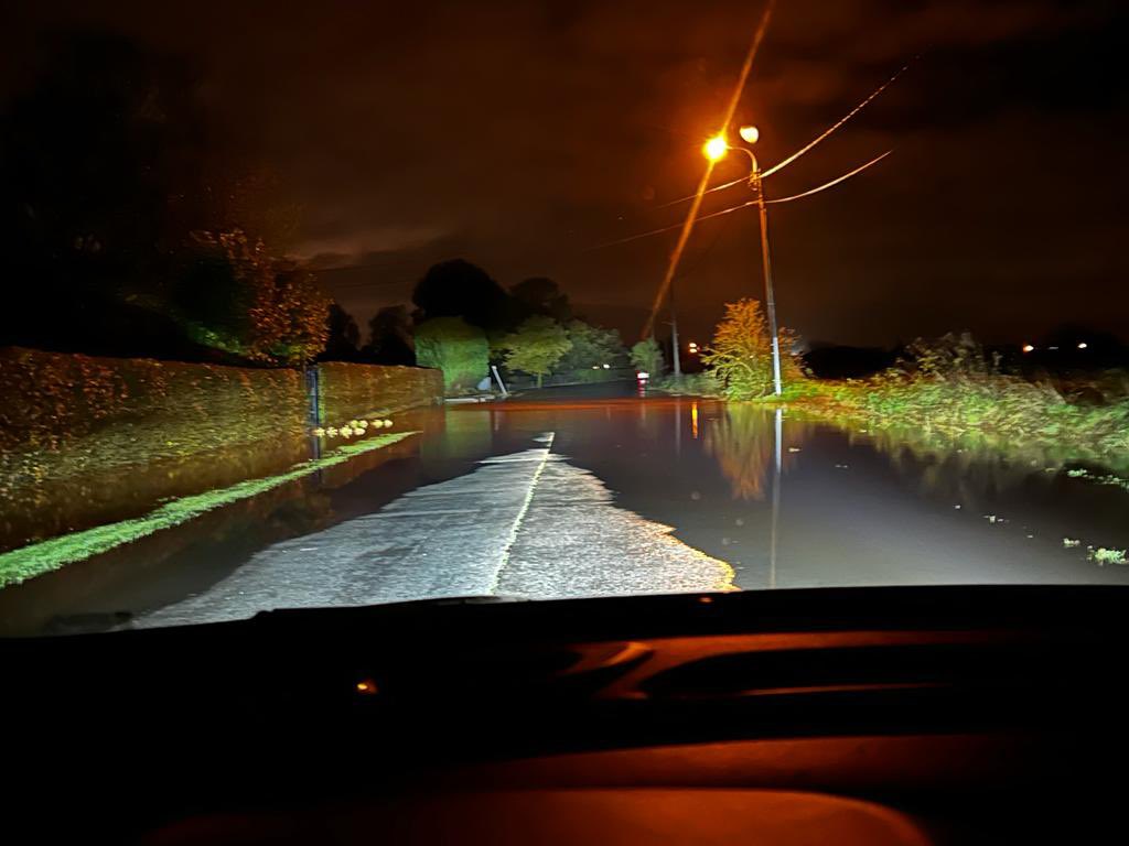 LVTornh's tweet image. Het is verdorie wel straf hoe accuraat het model achter die recente pluviale kaarten (geopunt) is. Mijn ma stuurt een foto van een straat dicht bij het ouderlijke huis die onder water staat. De oude watertoetskaarten geven niets aan, maar de pluviale wijst op problemen.