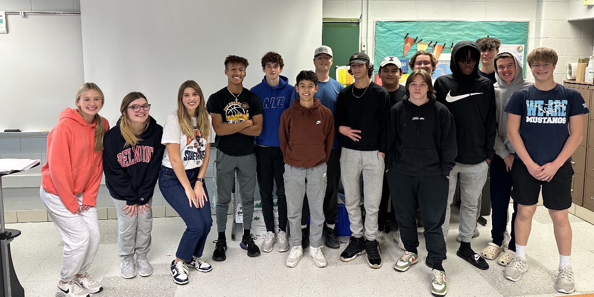 THANK YOU to the @ChicagoBears very own D99 Alum, Ms. Ana Scarlati, for coming in to speak with Mrs. White’s #SportsMarketing class. Ana provided the students with great insight into the business side of professional sports. Thanks for stopping by, Ana! #BearDown #99Learns