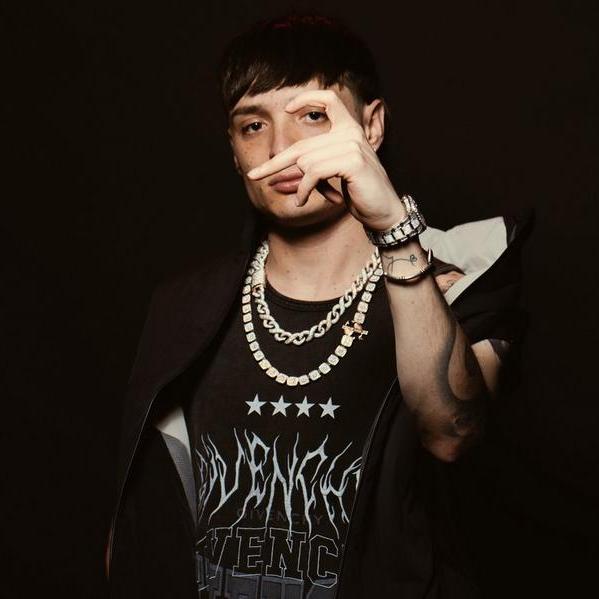 Damon Albarn para la revista MOJO: 

"De lo nuevo que más me gusta es Peso Pluma. Tiene acordeones, trompetas, melodías preciosas. Tiene una gran voz. Todo el mundo debería escucharlo" tinyurl.com/bd47dtwu