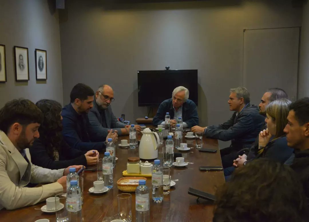 Estuvimos en #Chacabuco junto al intendente electo @rubendariogolia, el director del <a href="/bice_arg/">BICE</a>, <a href="/Maggiojulian_/">Julian Maggio</a> y la diputada provincial <a href="/micaolivetto/">Mica Olivetto</a> visitando empresas del municipio que apuestan por invertir, producir y generar trabajo en el sector industrial bonaerense. 🤝