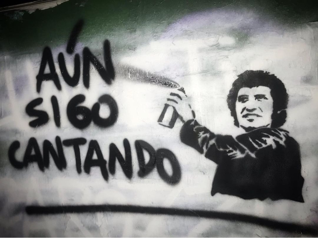 Aunque ya no esté Joan , Victor aún sigue cantando en la memoria del pueblo.
#JoanJara  #JoanTurner #VictorJara