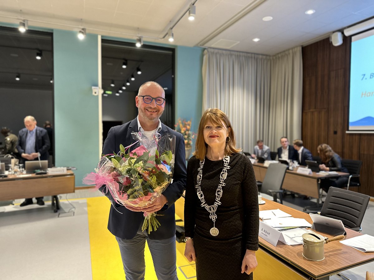 De gemeenteraad van #Losser heeft een nieuwe griffier! 

Wij wensen de nieuwe griffer de heer Hans ten Voorde veel succes en we kijken uit naar een goede samenwerking. 

#RaadLosser