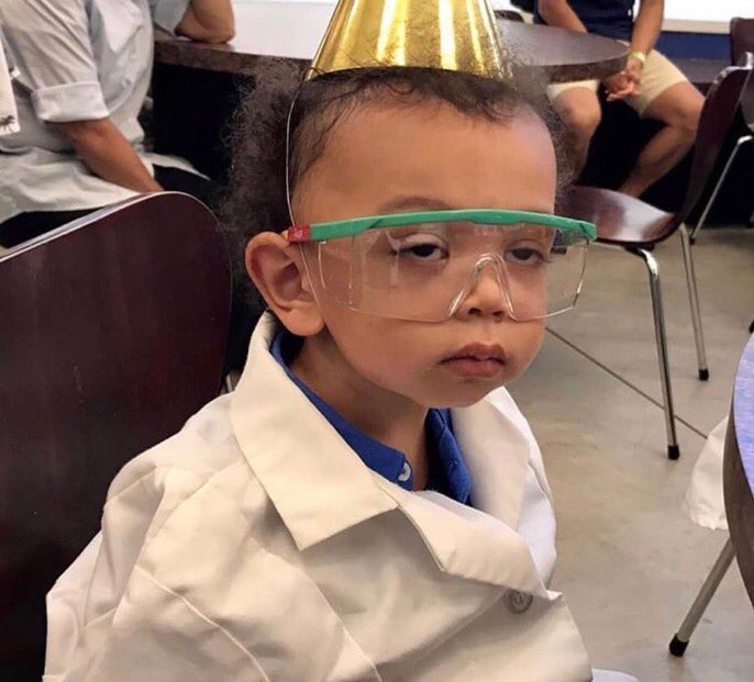 hem sosyal hem de akademik anlamda başarılı olmaya çalışıyorum