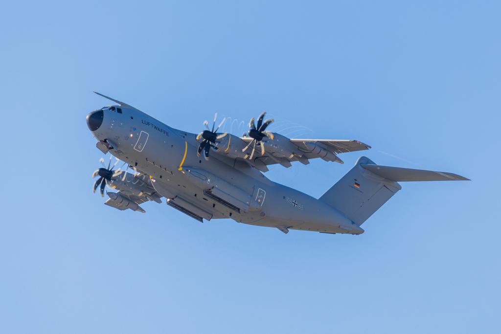 Team_Luftwaffe's tweet photo. Unsere neueste Maschine, die 54+44, ist heute aus Sevilla kommend in Wunstorf beim #LTG62 gelandet. Many happy landings! @AirbusDefence https://t.co/zbIuqTKfMq