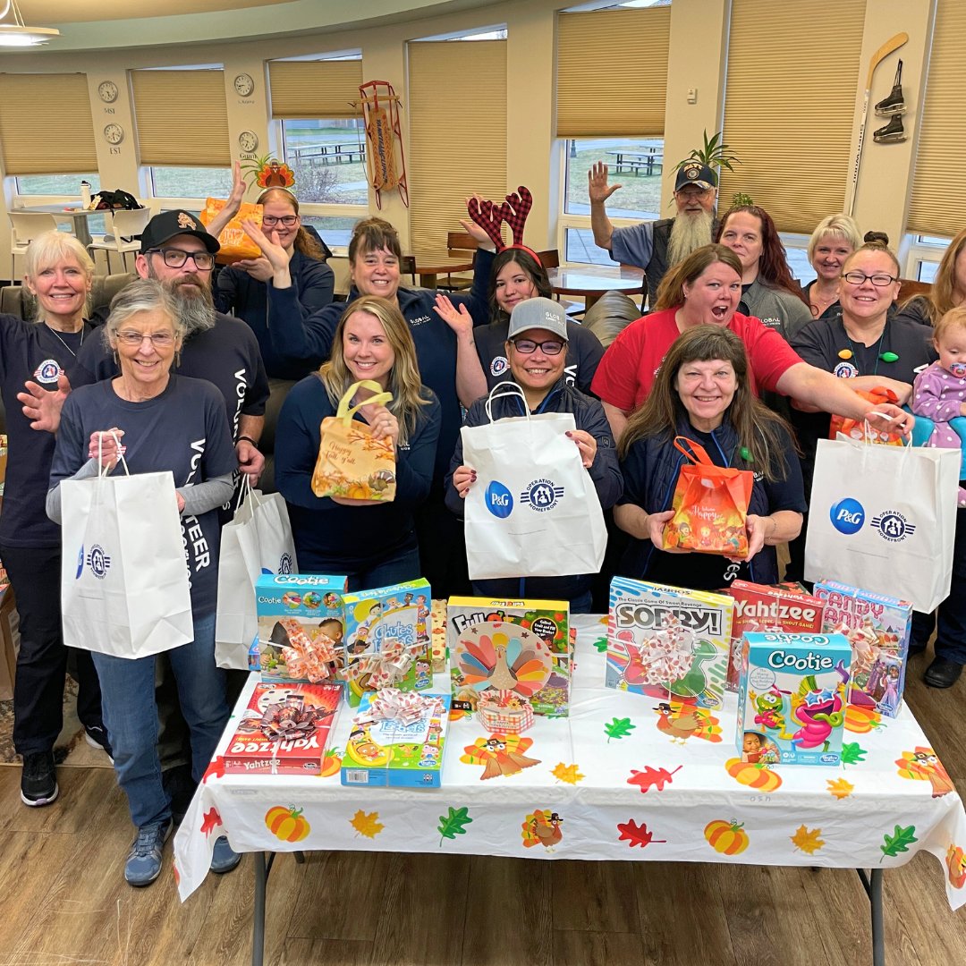 🎉 Global Credit Union employees gave back this month by volunteering at several Operation Homefront's Holiday Meals for Military events. In Alaska, 300 military families at JBER received food gift cards, family-friendly games, and other treats. 🎁 Way to go, Team! 🙌
#Alaska