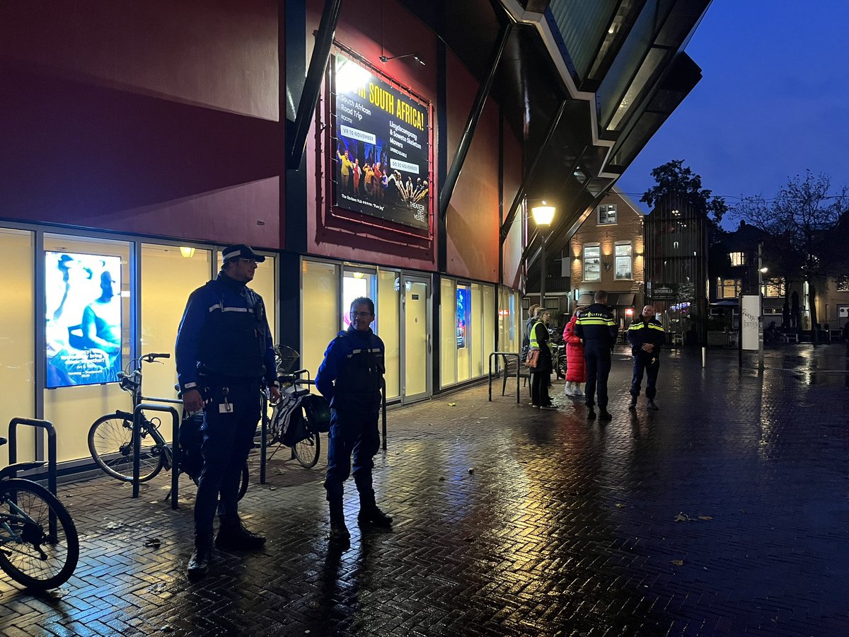 Vandaag samen met <a href="/GemeenteDelft/">Gemeente Delft</a>, <a href="/POL_Delft/">Politie Basisteam Delft</a> en <a href="/MAHuijsmans/">Martina Huijsmans</a> op het Vesteplein voor een fietsverlichtingsactie. Fietsers zonder licht konden kiezen tussen een boete van € 55 of lampjes voor € 2,50. Resultaat in 2 uur tijd: 97 verkochte setjes, 0 boetes.
Fietsers, laat je zien!