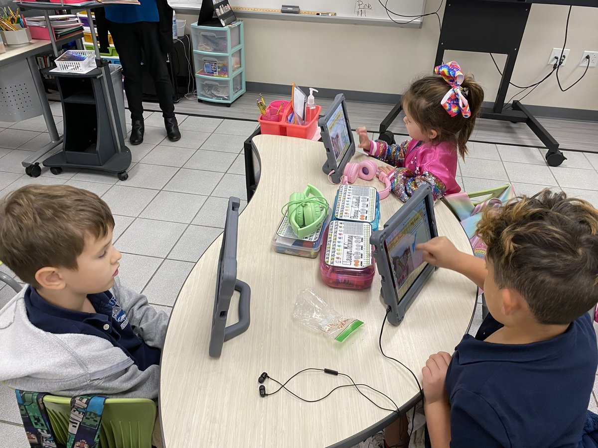 BrevardEdTech's tweet image. Ms. Wood, Ms. Tonya Callipari Bandy, and Ms. Carrie Kerr’s South Lake Elementary School first grade classes compared their world to the 1927 world of the Pilgrims. They recorded their learning using Seesaw and Pages on their iPads. They are ready for Thanksgiving🦃 #brevardedtech