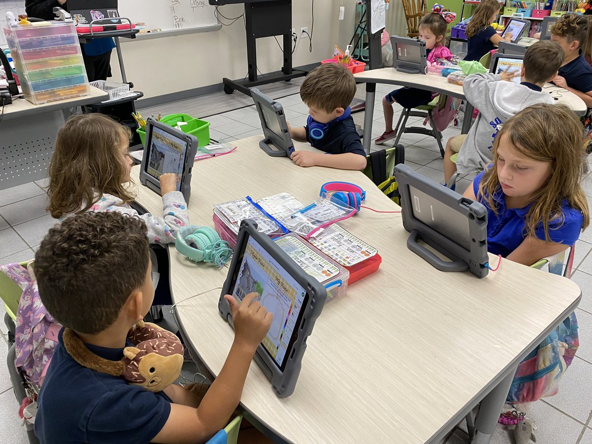 BrevardEdTech's tweet image. Ms. Wood, Ms. Tonya Callipari Bandy, and Ms. Carrie Kerr’s South Lake Elementary School first grade classes compared their world to the 1927 world of the Pilgrims. They recorded their learning using Seesaw and Pages on their iPads. They are ready for Thanksgiving🦃 #brevardedtech
