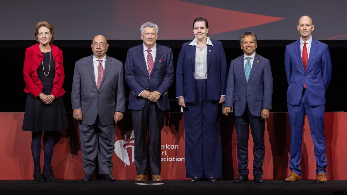 We continue to be tremendously proud of Dr. Jeffrey Weitz, who has been formally presented as a 2023 Distinguished Scientist of the American Heart Association. 

Congrats to all who were recognized at #AHA23 for outstanding contributions to cardiovascular + stroke science.