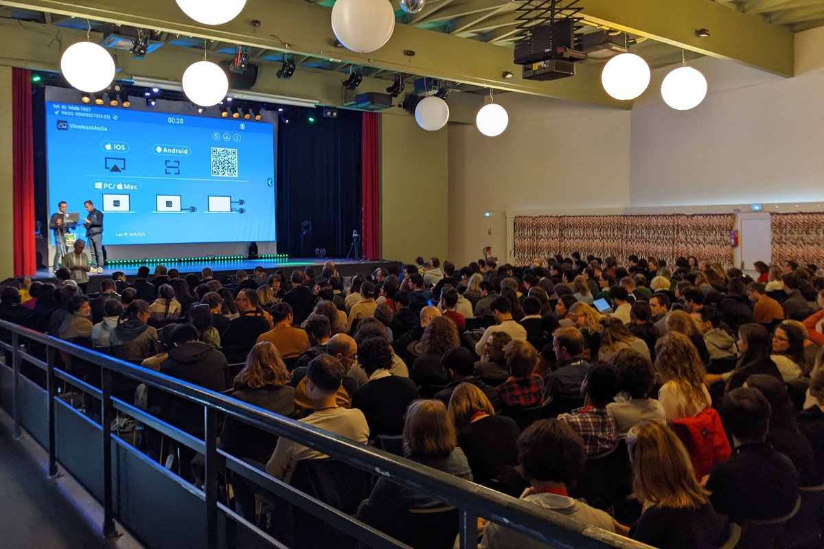 MichaelLinLab's tweet image. Arrived with 5 minutes to spare to give the first talk at the amazing #MiFoBio meeting where 400 scientists gather to teach and learn microscopy. Thanks to @LydiaDanglot and the other organizers for inviting me to this wonderful event!