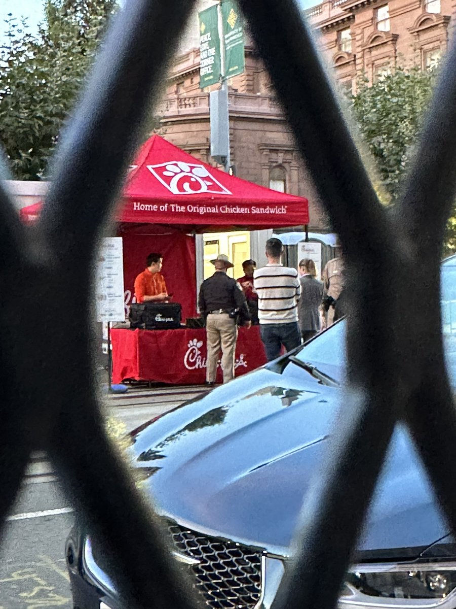 Looks like Chick-fil-A got a sweet government contract. The only visible food vendor behind the security perimeter on Nob Hill. Local food trucks are outside on the street #APEC #SanFrancisco