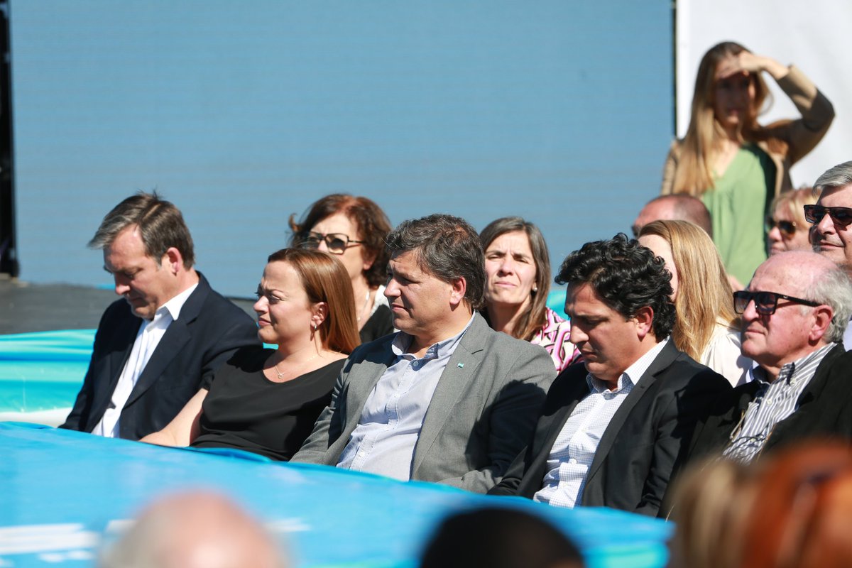 ceciliamoreauok's tweet photo. Hoy junto a @SergioMassa recorrimos la primera cooperativa frutícola de General Roca, Río Negro. Una comunidad de 55 productores que exportan manzanas y peras a los mercados internacionales más competitivos.

También, compartimos un encuentro con cientos de militantes que abrazan la bandera con más fuerza que nunca. Con esperanza y confianza en este proyecto de Unidad Nacional. 

#VieneLaArgentina que estábamos esperando. 🇦🇷