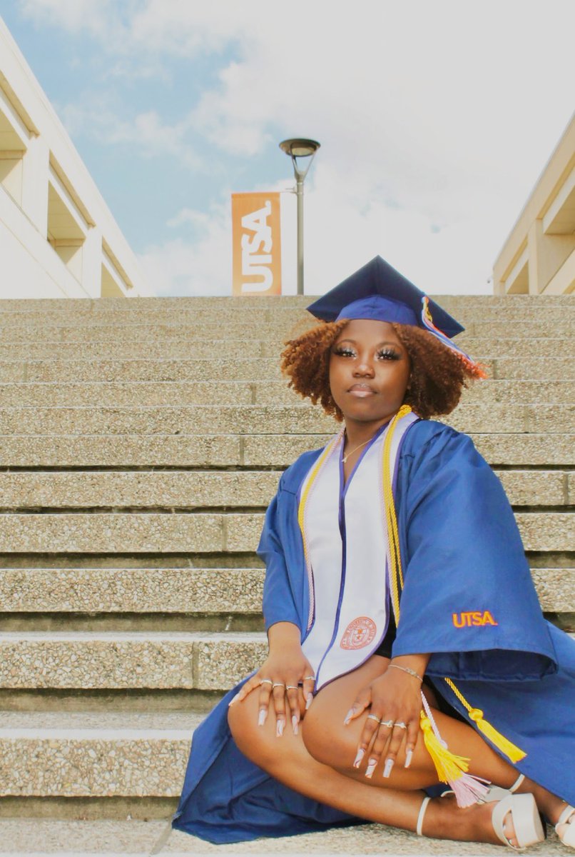 kharaj_17's tweet photo. Blessed to be seeing this day🙏🏾ready to teach and inspire young minds👩🏾🏫 just call me Miss J ☺️
BA English/7-12 ELAR
Summa Cum Laude
Dec. 9th 2023 10am
#MissJohnson😝 #Futureteacher https://t.co/TMN11xWaHw