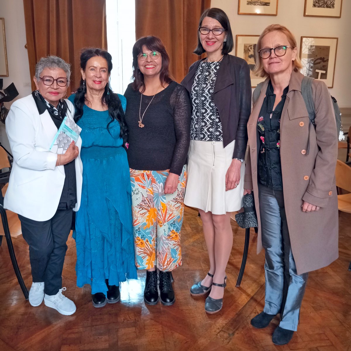 🤩🥳 ¡Gracias por acompañarnos! Las finlandesas Riina Katajavuori, Helena Sinervo y Leena Kellosalo, la peruano-finlandesa <a href="/ZoilaForss/">Zoila Forss-Crespo Moreyra</a> y la peruana Sonia Luz Carrillo compartieron su poesía en el <a href="/CCIncaGarcilaso/">Centro Cultural Inca Garcilaso del MRE del Perú</a>. Ellas forman parte de la antología poética #Holograma. 🇵🇪 🇫🇮 ✍🏼