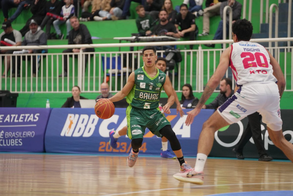Martin Cabrera fez sua estreia com 12 pontos e 4 rebotes nos 23 minutos em que esteve em quadra. O argentino me chamou muita atenção nos treinamentos por seu arranque sem precisar de espaço para isso. Deve conseguir muitas infiltrações desta forma na sequência da temporada.