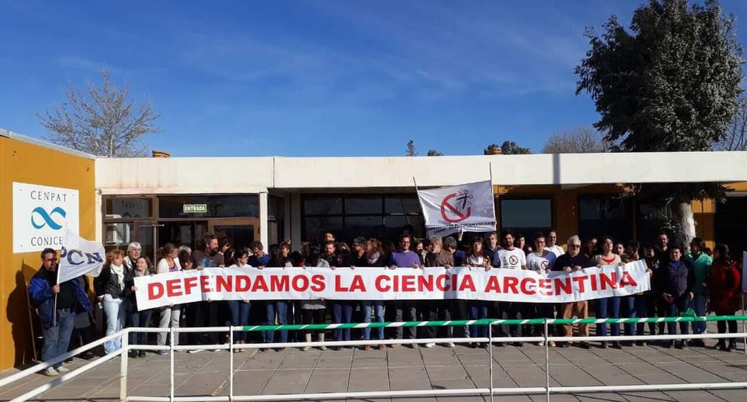 SaKaminker's tweet photo. El domingo votamos en defensa de la ciencia argentina.

Porque no hay país con futuro e innovación si no es con desarrollo cientifico, como otras veces años atras, nos organizamos, marchamos y trabajamos por un país mejor.

#massapresidente🇦🇷 
#cienciaargentina #puertomadryn https://t.co/gBd6VwA0jf