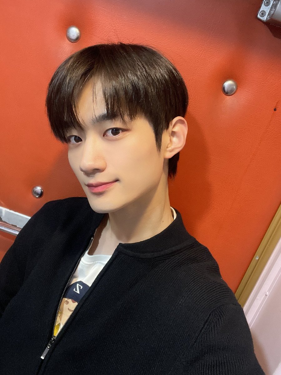 [231115] 용승 - 위버스

"출근 :) 빠이팅 베리베러❄️"

#용승 #YONGSEUNG  
#베리베리 #VERIVERY