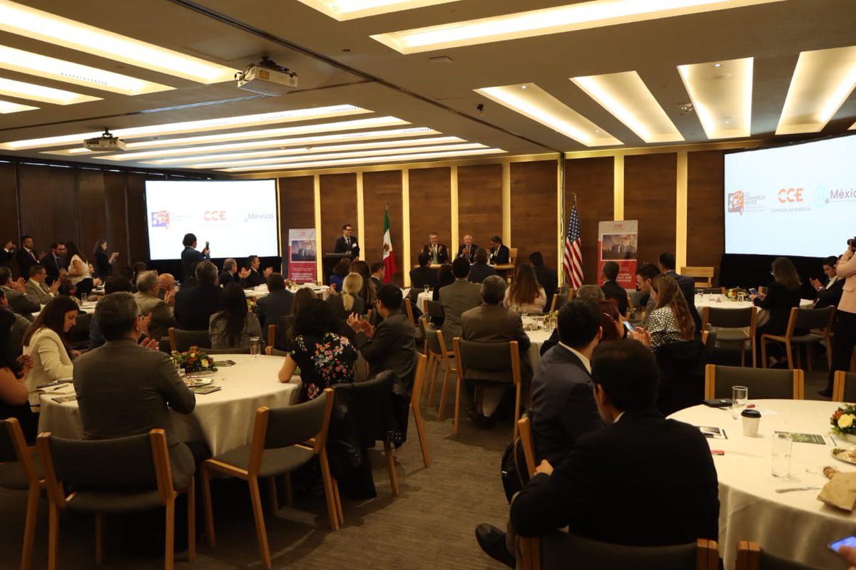 cceoficialmx's tweet photo. El Pdte. @fcervantes5 participó en el Seminario de #CambioClimático, #EnergíaVerde e #HidrógenoLimpio, evento realizado en colaboración con el Embajador Ken Salazar (@USAmbMex) e @israelhurtadoa, Pdte. de la Asociación @MexicoHidrogeno. Durante este encuentro, el Pdte. Cervantes reiteró que a través de la @cceenergia, encabezada por su Pdte. Régulo Salinas, seguiremos fomentando el uso de energías verdes e hidrógeno limpio, para transitar hacia la reducción de la huella de carbono y mitigar las emisiones de gases de efecto invernadero. #CCEconMéxico #CCE2030