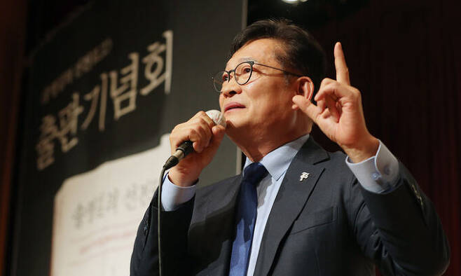 민주당, 한동훈 장관을 두고 "어린놈", "건방진 놈", "새끼", "토나오는 인간", "환관" "금수"등 갖은 막말을 쏟아내고 있다. 온갖 악취가 나는 혐의자들이 술 한방울도 마실줄 모르는 범생을 두고 돌아가며 욕질을하다니 이런 인간들이 대한민국 국회의원이라는게 아이들 보기에도 창피하다.