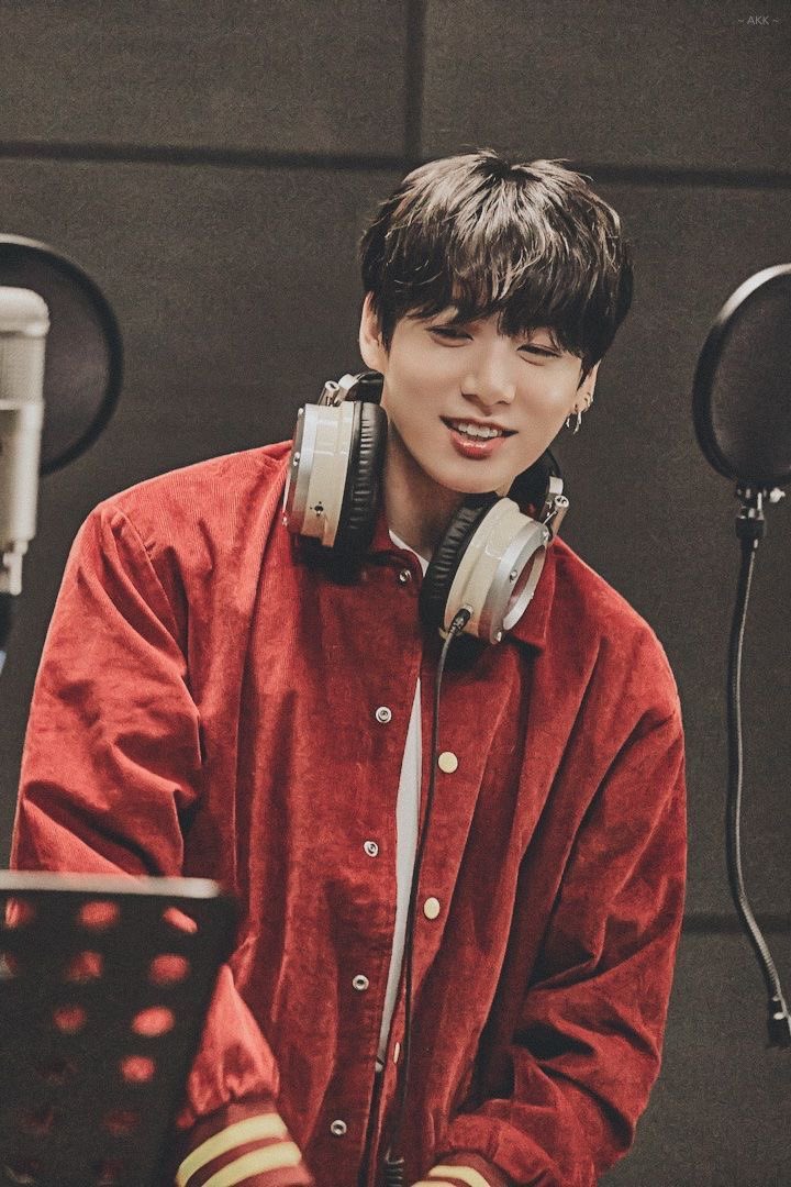 BorahaeEveryTwo's tweet photo. Bias challenge!

Choose 4 photos of your bias/biases wearing the color given to you. 

Color: I was given red.

Give me a 🍑 and i'll give you a color.

(Please no fansite/sasaeng pictures!!) https://t.co/dLCKL6OPkf