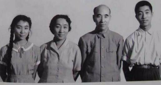 zhu0588's tweet image. 一份最原始的审问笔录－－林立果到底想干掉谁？
9月13日的政治局会议上还决定由李作鹏负责山海关机场与北戴河未走人员的审理事宜。9月14日晚上，邱会作与李作鹏在京西宾馆闲谈。海军政治部保卫部将北戴河未走人员的审问记录送来，于是李作鹏抓紧时间浏览，邱会作也顺便一起浏览。邱会作回忆说：“记录…