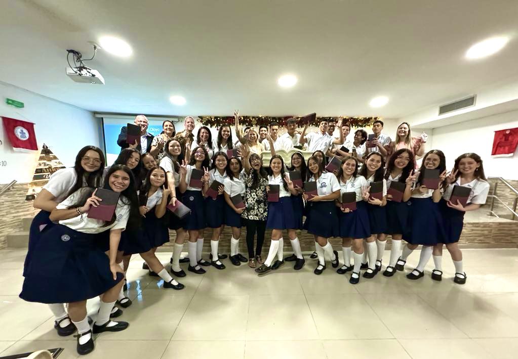 ColNazaretOlaya's tweet photo. !Hermoso Tiempo vivido con nuestra Promoción de Bachilleres 2023 #Resilients🎓 en nuestro Servicio de Acción de Gracias a Dios!!.”Que nuestros hijos florezcan en su juventud ; que nuestras hijas sean como columnas elegantes”. Salmos 144:12 🤍💙 https://t.co/qnJlyFIYx7