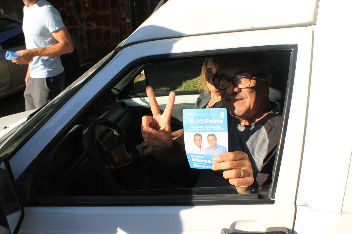 labarrioobrero's tweet photo. El domingo elegí la celeste 🇦🇷 Voto a voto, casa por casa 💗🏘️

#VieneLaArgentina que estábamos esperando ✨🗳️ @sergiomassaok presidente https://t.co/RlIh1IzM6F