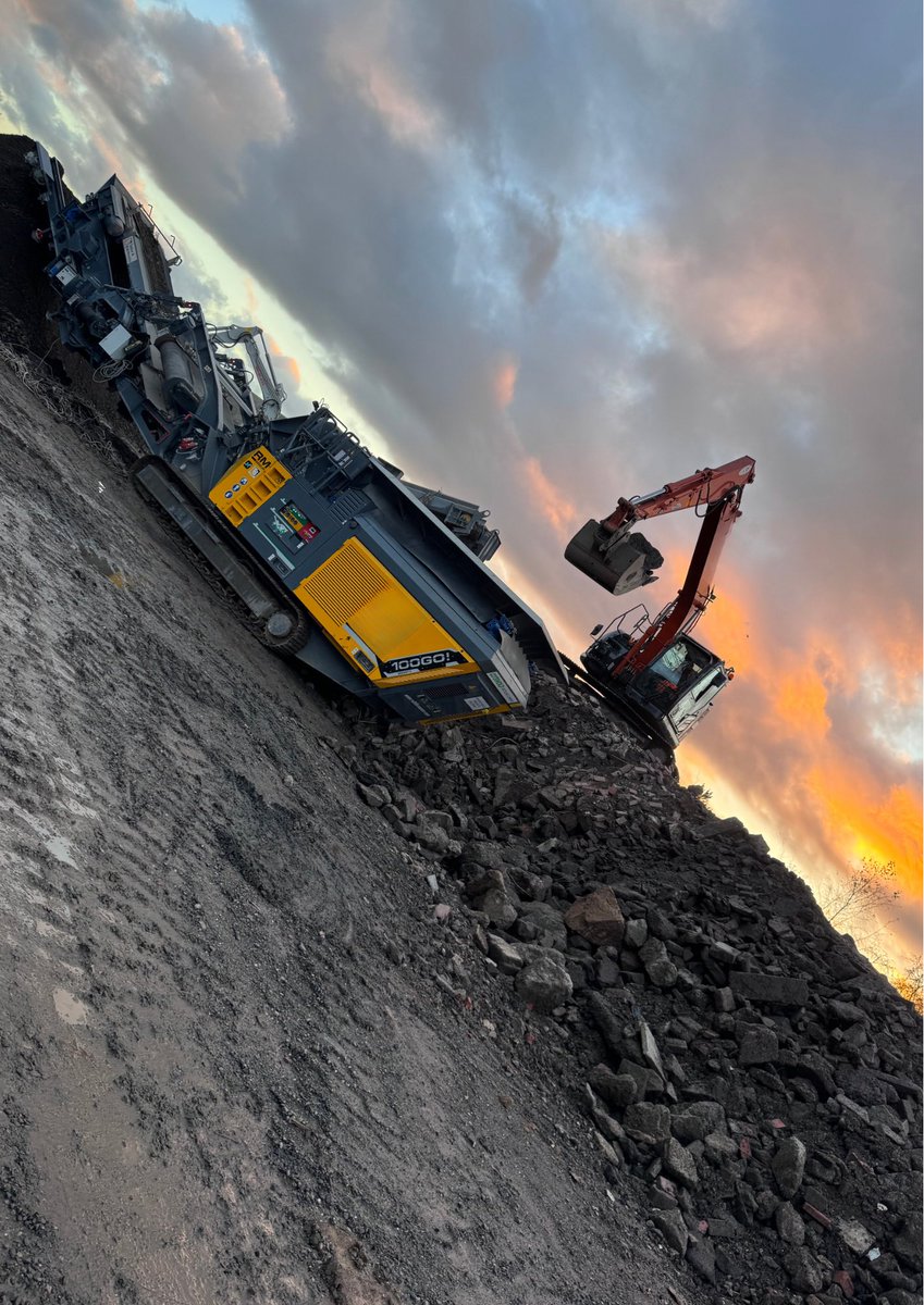 Crushing It… 💥
#Aggregates #lorry #subbase #groundworks #utilities #machinery  #civils #construction #industrial #grabhire #wales #recycle #machines #logistics #transportation #environmental #southwales #visitourwebsite #cartaway #excavator #minidigger #crusher #rubblemaster