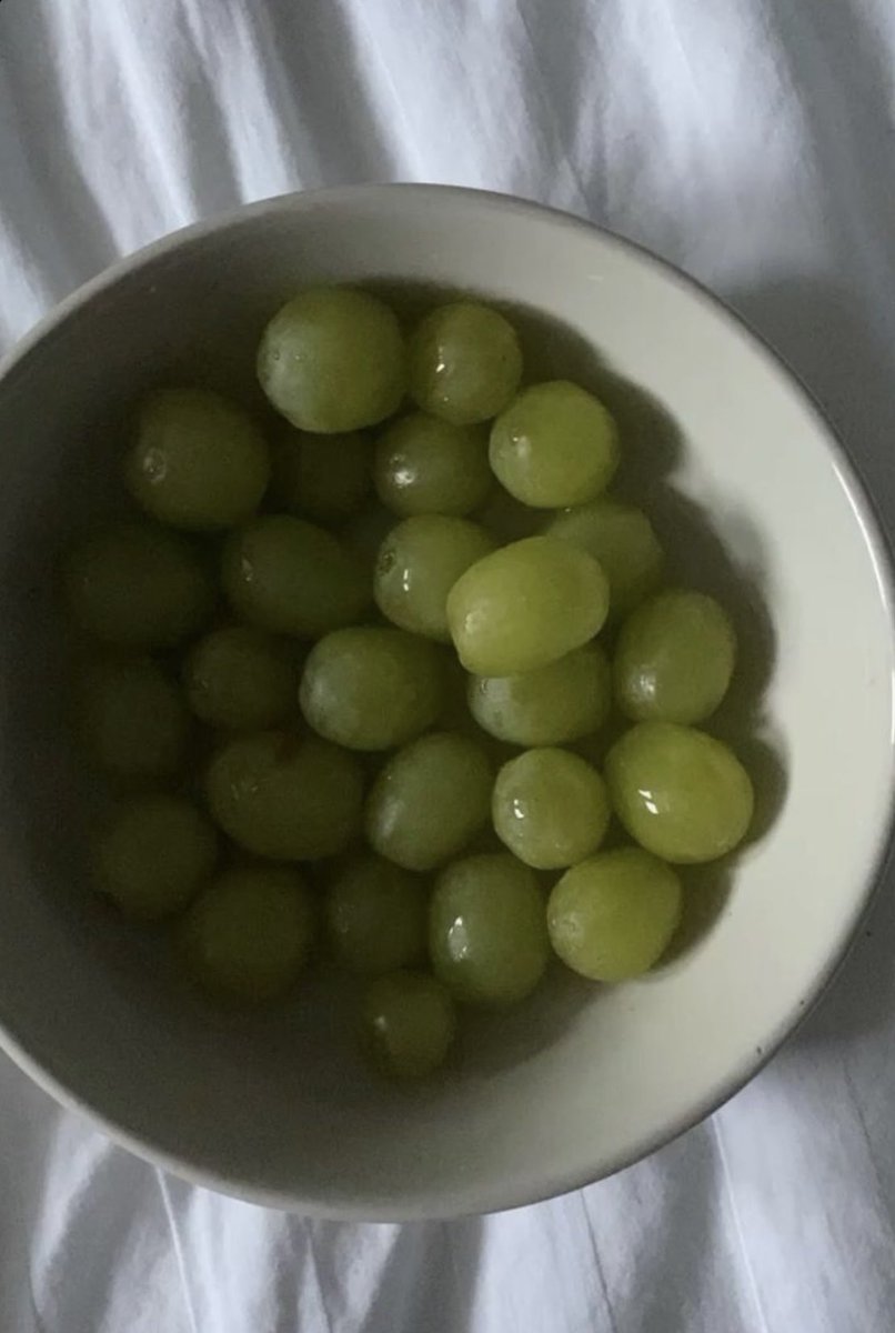 rt if you love grapes or just want to slice the fat off your thighs !! 🥰