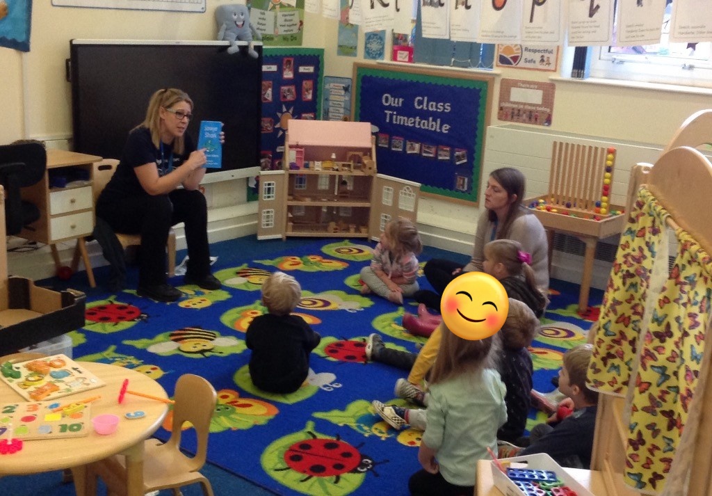 💙 Diabetes Awareness Day 💙 we have been learning about diabetes and Mrs W brought in a lovely book in to share with the children. We also have been busy making our handprint flower. #DiabetesAwareness
