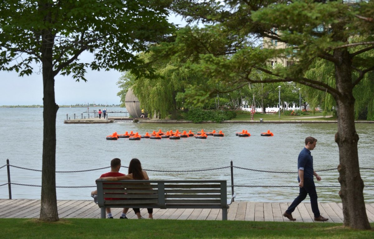 📣 Artists! We're seeking proposals for temporary floating art installation at Harbour Square Park Basin exploring water as a connector bit.ly/45W59ye
📷 2022 installation, Happy Castaways, Demers-Mesnard
📷 '19 installation, SOS (Safety Orange Swimmers), A+J Art+Design